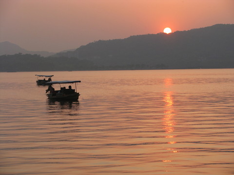 西湖夕陽(yáng)船