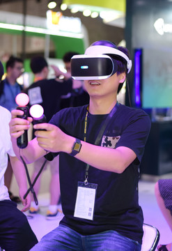 正在體驗VR虛擬現(xiàn)實的男人