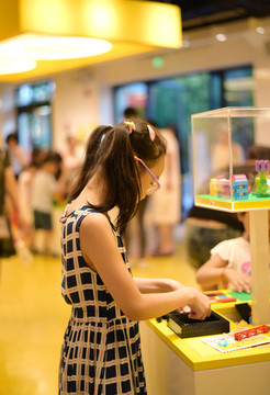 在玩具店玩積木游戲的小女孩
