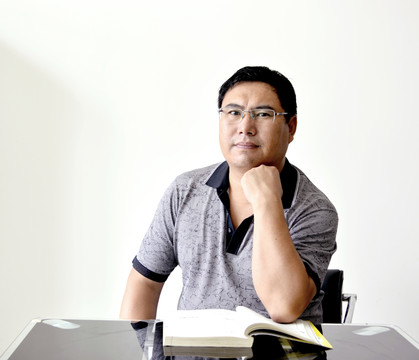 男人 肖像 托下巴