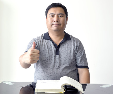 男人 肖像 豎大拇指