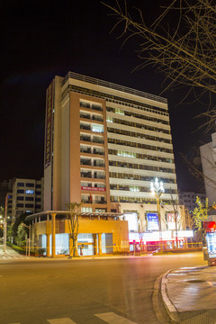 四川省巴中市財政局夜景