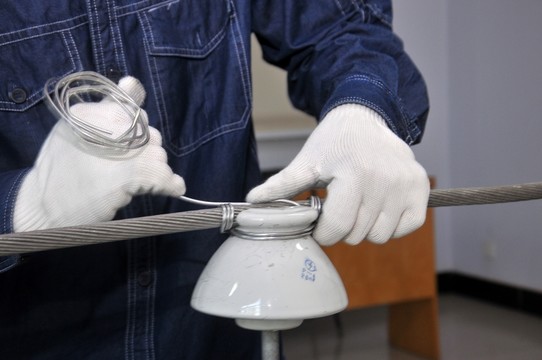 電力綁扎低壓瓷瓶訓(xùn)練