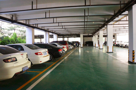 小區(qū)停車場