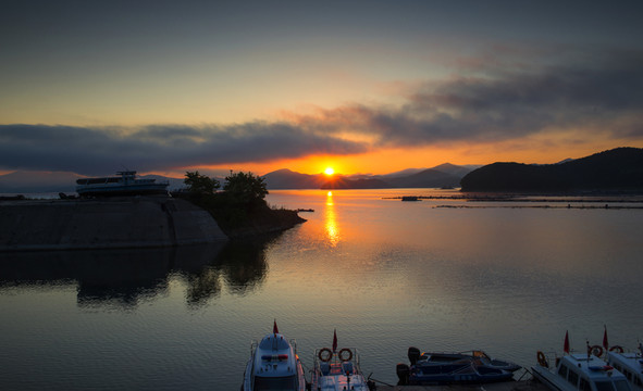 桓龍湖日出