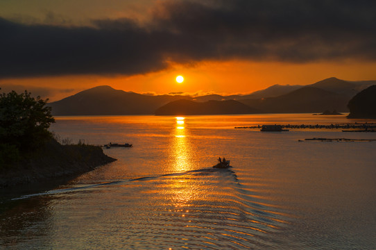 桓龍湖日出
