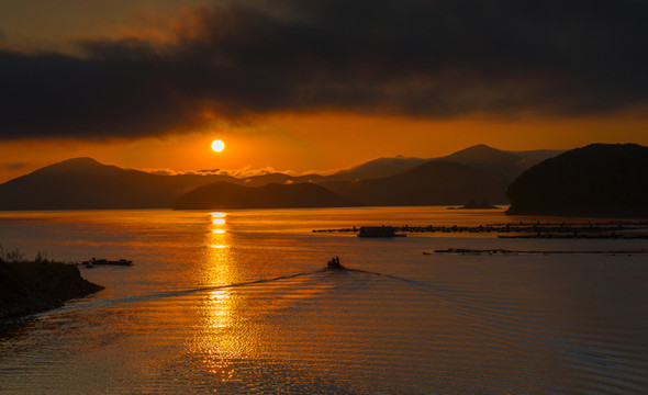 桓龍湖日出
