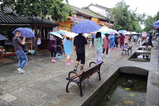 大理古城街道游人