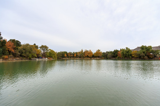 北大校園風(fēng)光未名湖石舫秋天景色