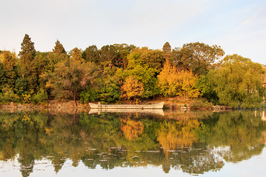 北大校園風(fēng)光未名湖石舫秋天景色