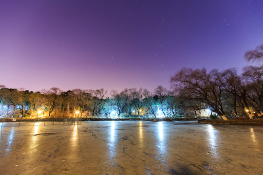 北大未名湖冬天星夜夜景