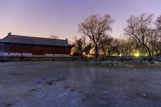 北大鳴鶴園紅湖考古教學(xué)樓夜景