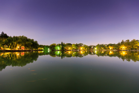 北大校園未名湖夜景