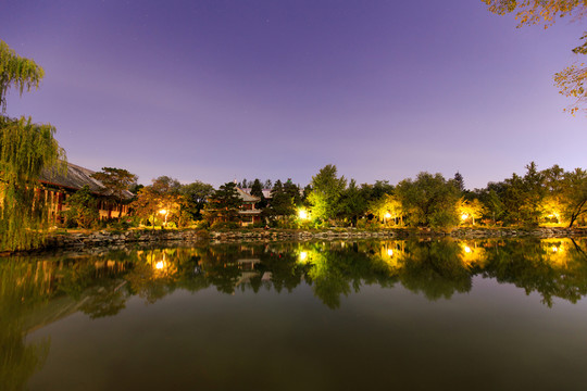 北大校園未名湖夜景