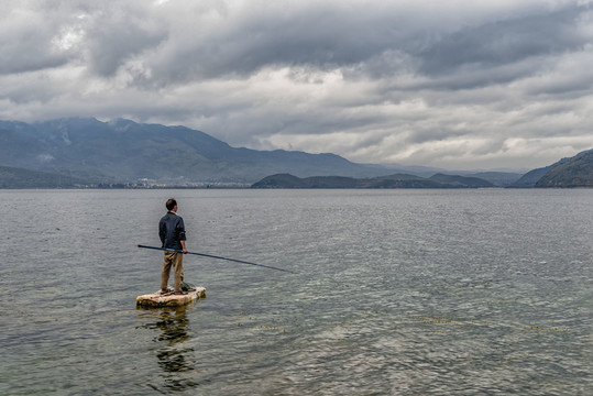 撫仙湖釣魚人