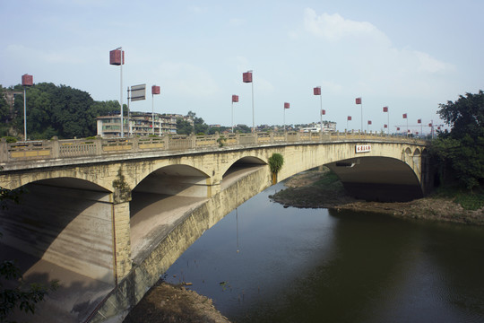 水泥橋上的路燈