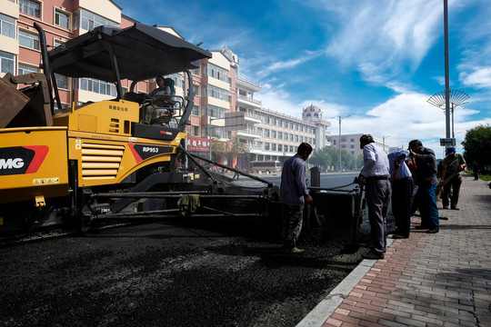 鋪設(shè)柏油路