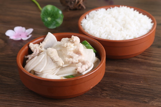 酸蘿卜肉片飯