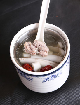 椰子燉老雞湯