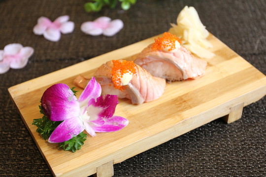 火焰三文魚(yú)壽司