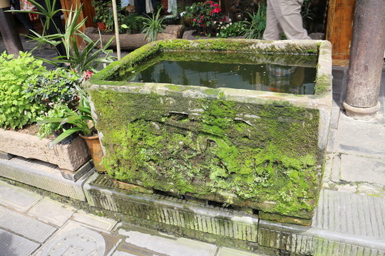 古鎮(zhèn)飲馬水缸