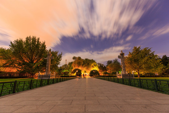 北京大學(xué)西校門華表夜景