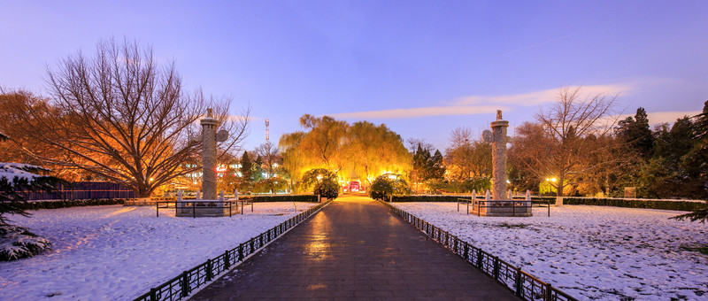 北京大學(xué)西校門華表雪景夜景