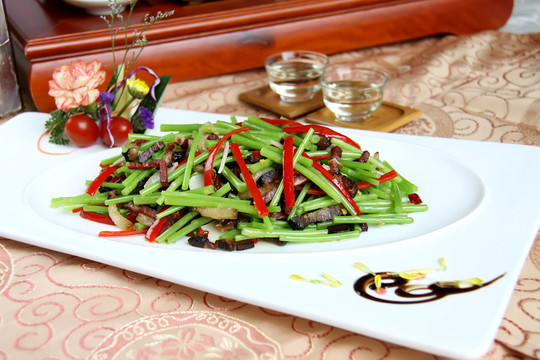 泥蒿炒湘西臘肉