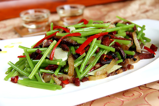 泥蒿炒湘西臘肉