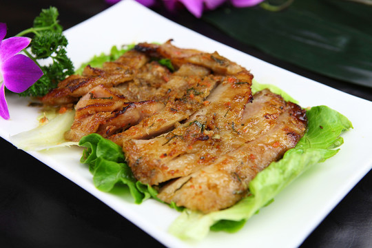 燒汁雞腿菇炒豬頸肉