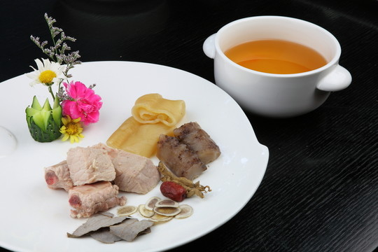 花膠筒海參瘦肉湯