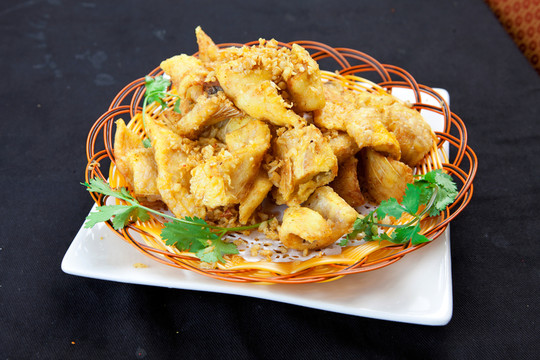 蒜香魚(yú)骨腩
