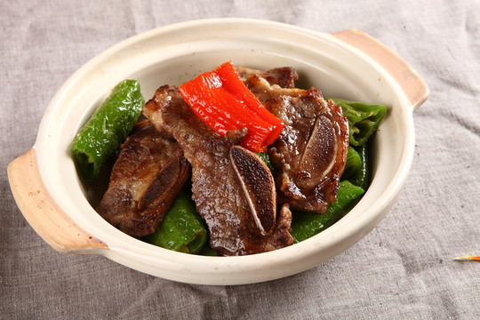 虎皮尖椒炆牛仔骨