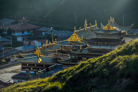 逆光中的寺院
