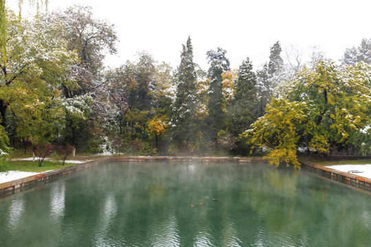 北京大學(xué)校友橋水池薄霧