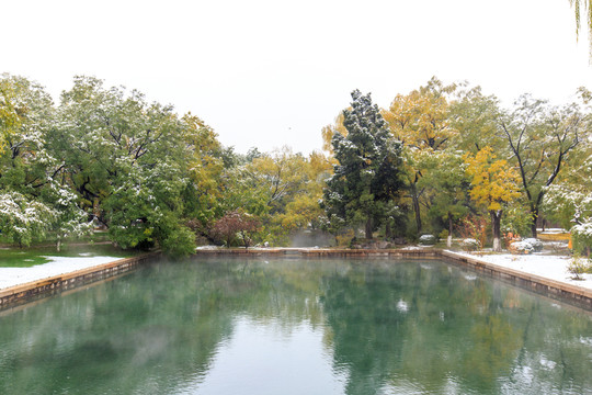 北京大學(xué)校友橋水池薄霧