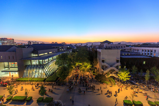 北京大學(xué)電化教學(xué)樓農(nóng)園食堂夜景