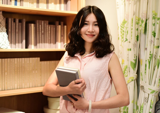書房里抱著書籍的女人