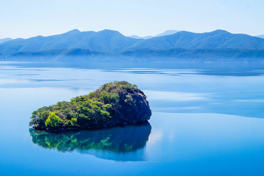 碧藍瀘沽湖