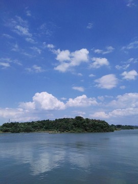 湖面 藍天 白云