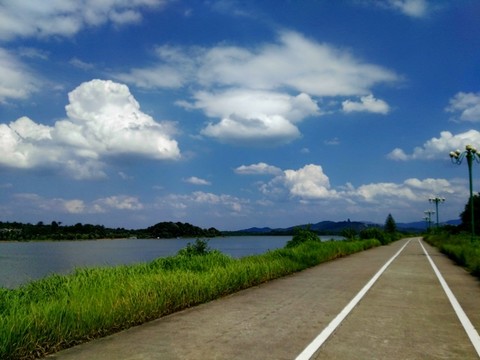 藍(lán)天 白云 湖泊