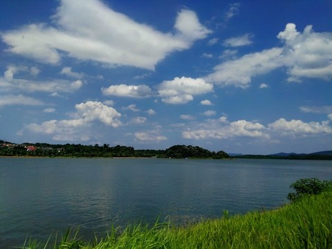藍天 湖面 白云