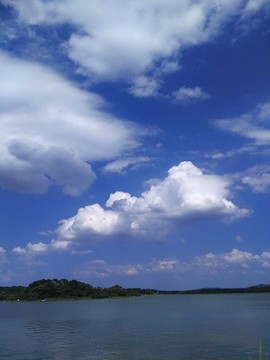 藍(lán)天 湖面 白云