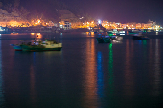 夜晚停泊的漁船