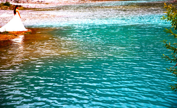 藍(lán)色湖水