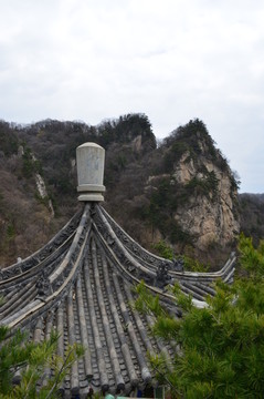 亭子和遠(yuǎn)山
