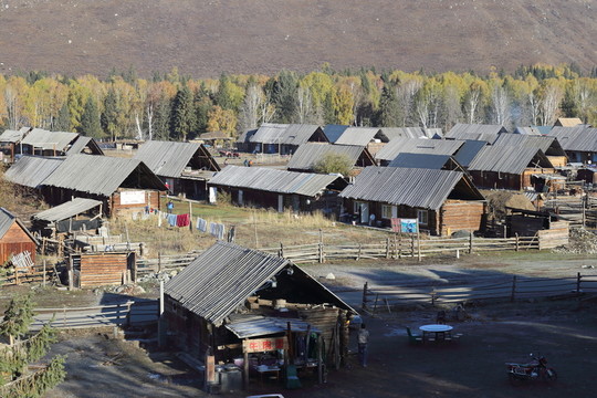 新疆禾木村農(nóng)舍雪山