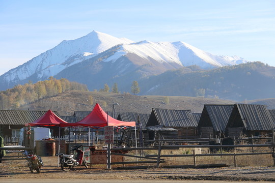 新疆禾木村農(nóng)舍雪山