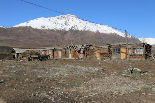 新疆禾木村農(nóng)舍雪山