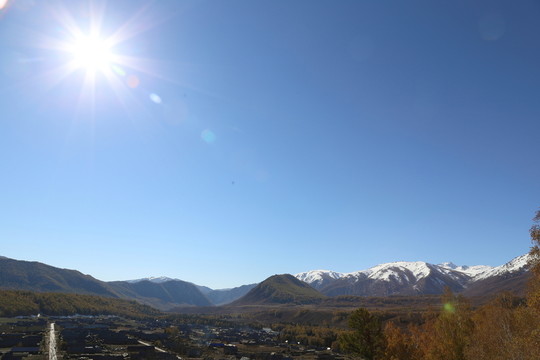 新疆禾木村農(nóng)舍雪山